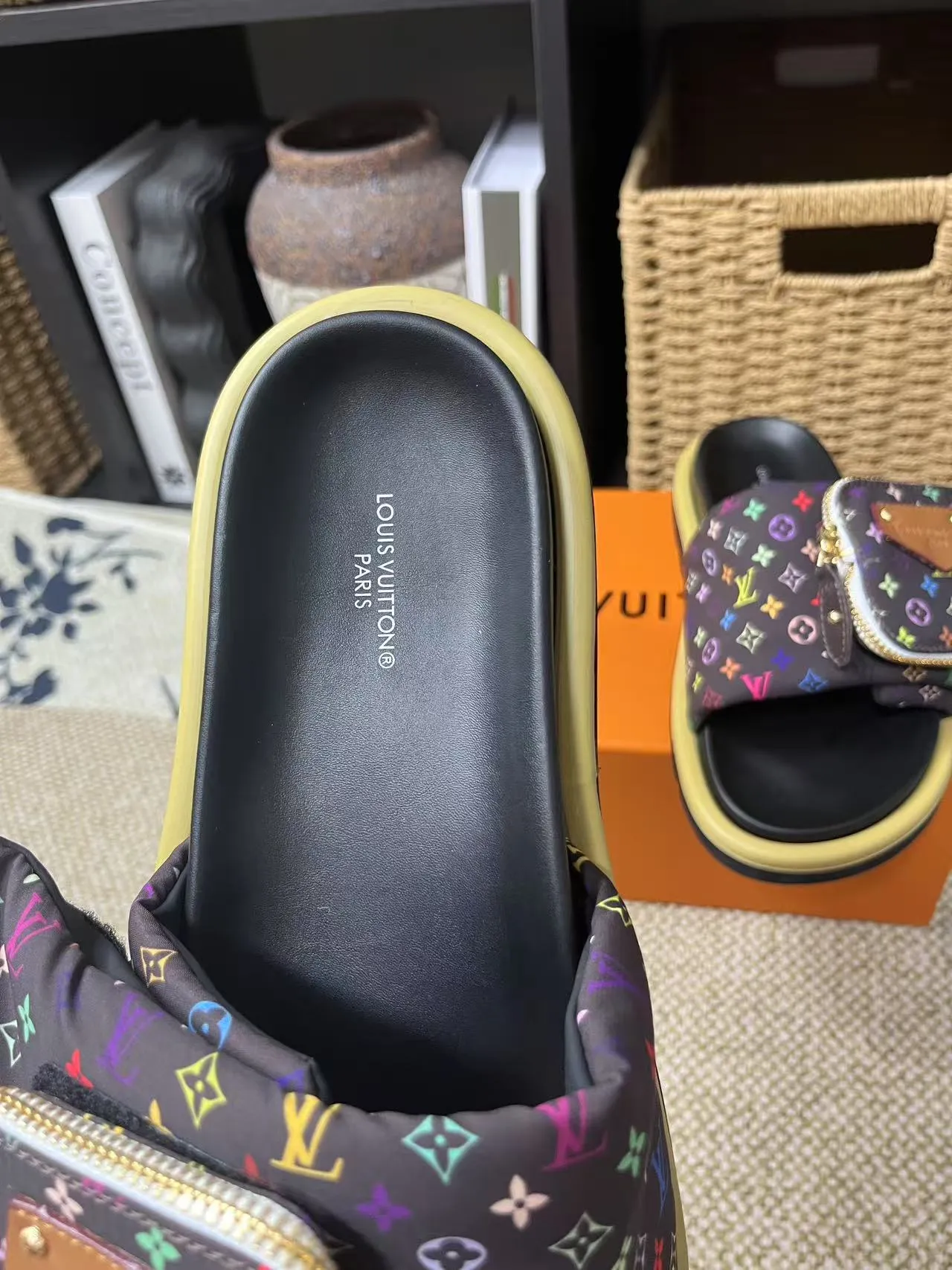 P380 yuan LV Louis Vuitton Full of high-end feel! A popular model among bloggers at home and abroad, it’s retro and fashionable, and looks stunning on your feet! Mainly recommended model on the official website★ ━━━━━ ЅᏇєєt ━━━━━ ▪️Upper: original calfskin ➕5D printing process ▪️Inner: imported mixed sheepskin ▪️Outsole: original molded foam outsole ▪️Size: Female 35-40 Men's 39-44 (women's 41 men's 45)